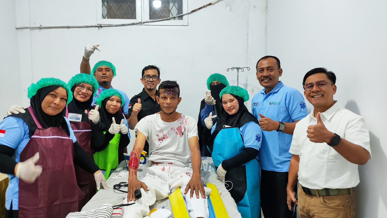 Tim peserta bersama pasien simulasi setelah stabilisasi