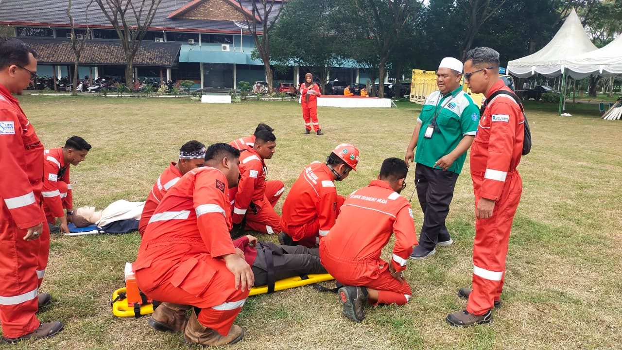 Latihan evakuasi korban dengan long spine board di lapangan
